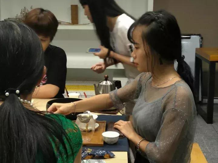 喝茶的女孩子什么气质,喝茶的女性都有什么吸引力