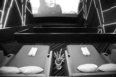 影院开床厅躺着看电影票价150元你看不看原创