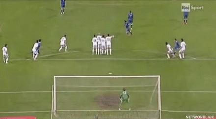 足坛里的诡异进球视频,足坛史上最诡异的失误