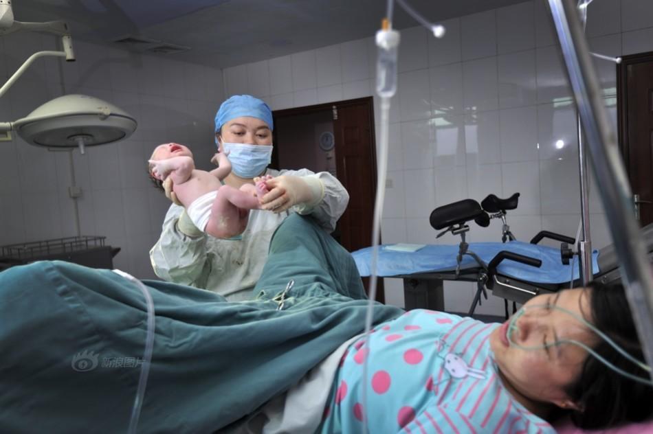 孕妇要分娩的时候肚皮疼能不能生,孕妈妈产前阵痛让人揪心