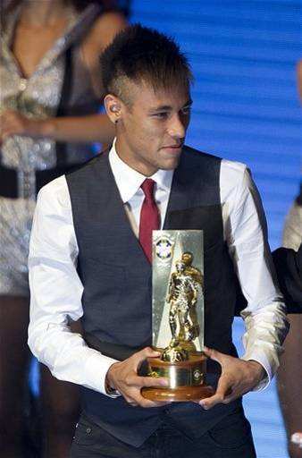 内马尔以一身伤痕换舞者之名,内马尔以爱之名