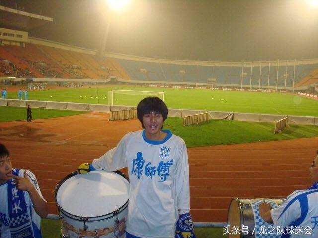 球迷故事完整视频,天津德比张鹭扔队旗视频