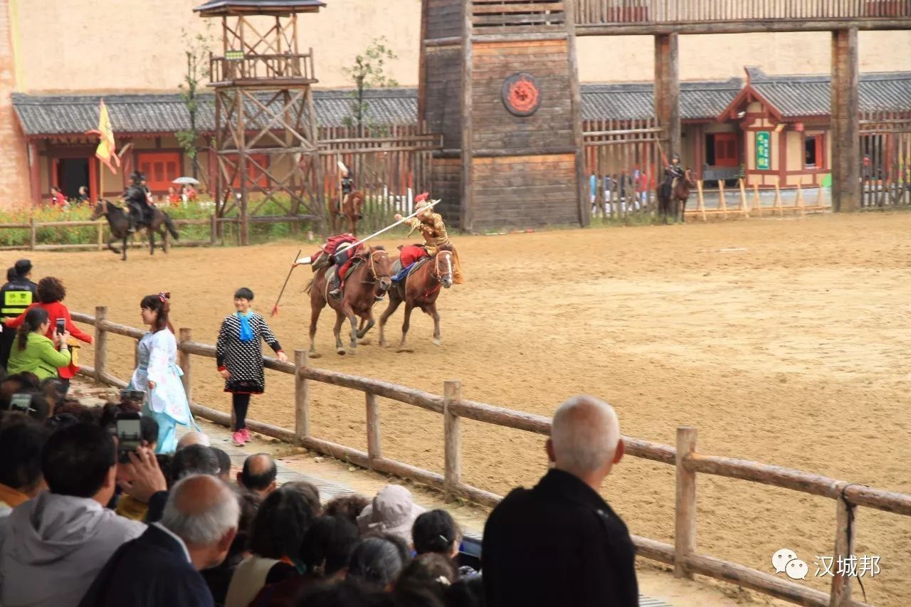 国庆假期迎来游客,国庆长假迎返程客流