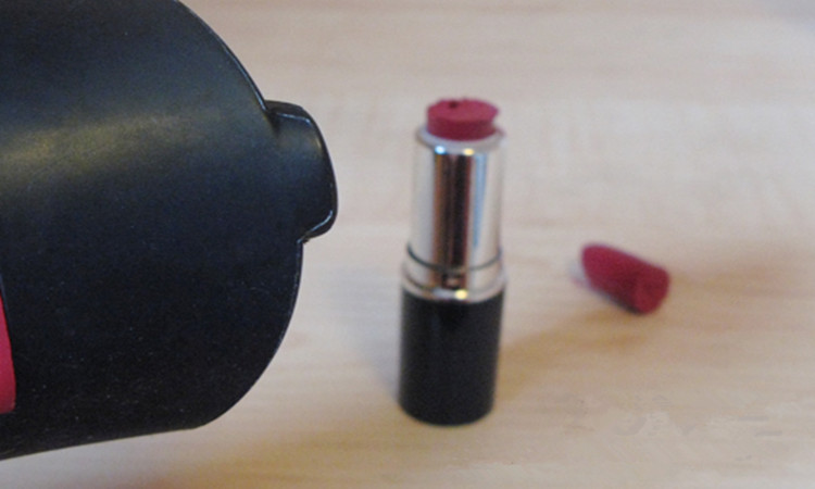 口红断了千万别扔一招变新,口红断了怎么变回原来的形状