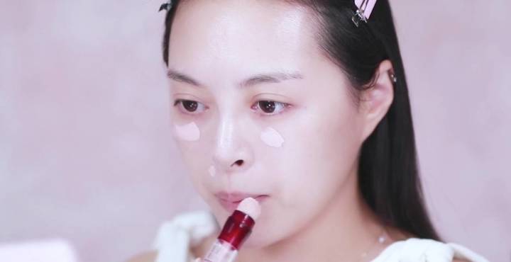 怎么用三色遮瑕遮黑眼圈和痘印,黑眼圈遮不住是遮瑕太浅了吗