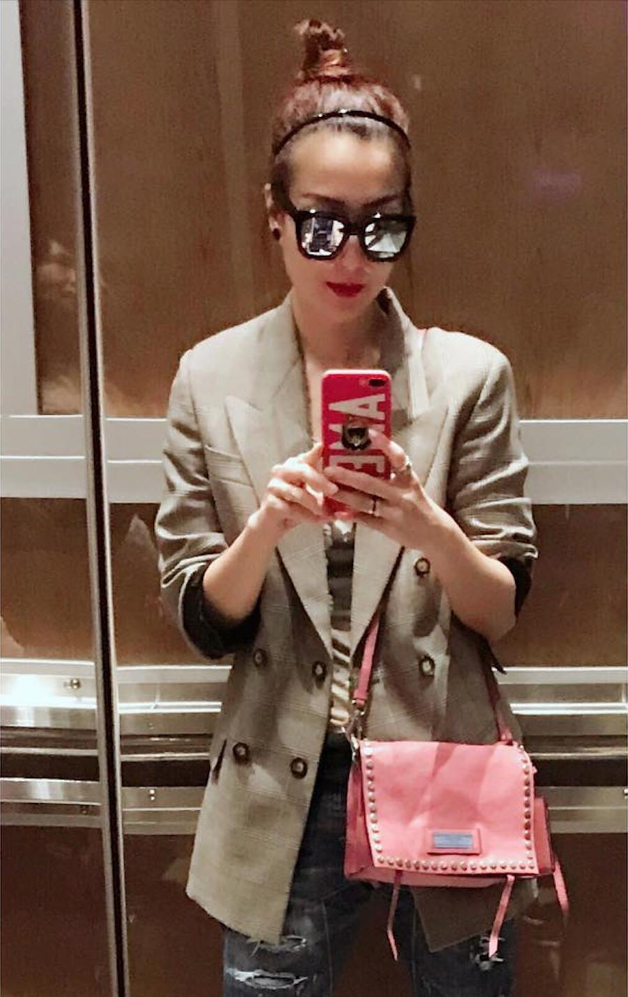 prada包包必买经典款,今年流行的大牌包包双肩