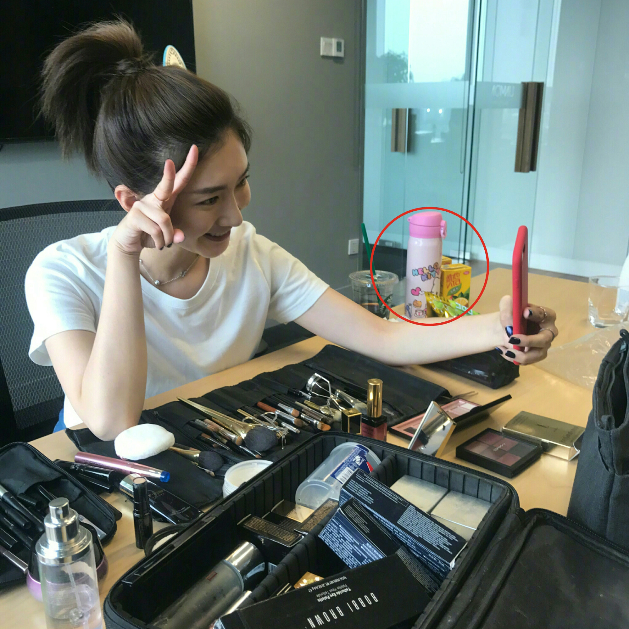 江疏影同款蓝色保温杯,江疏影机场保温杯喝水