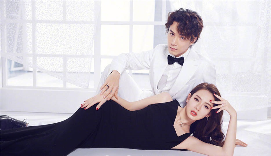 戚薇李承铉刚刚官宣图片,戚薇李承铉出席活动超酷西装