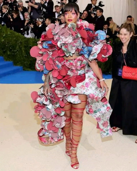 那件t恤衫的价格英文怎么说,胸前有个红心的衣服是什么牌子