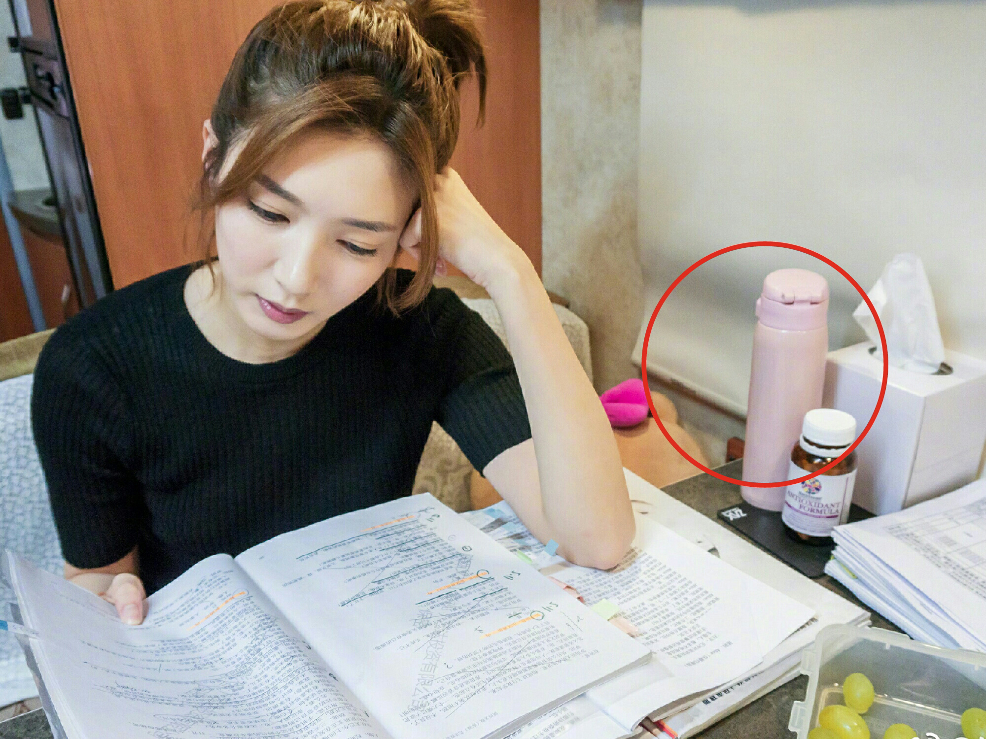 江疏影同款蓝色保温杯,江疏影机场保温杯喝水