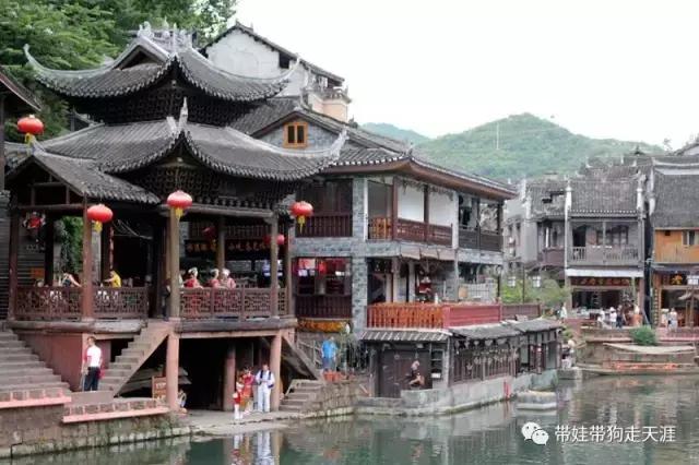 开着房车去遛娃,开着房车带狗狗出去玩