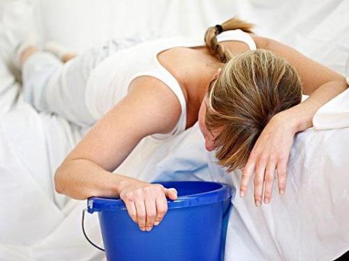 怀孕不满三个月怎么自然流掉,怀孕不到两个月出血怎么处理