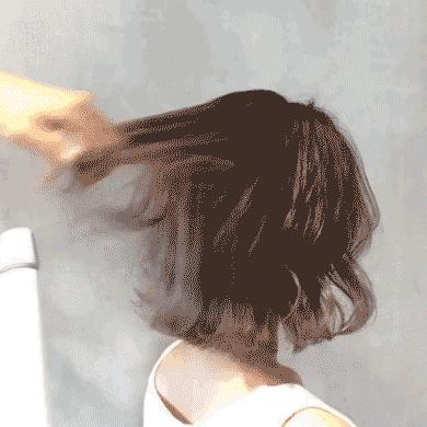 发量较多微卷适合的发型,女生发梢微卷