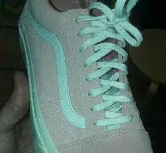 鞋子粉白还是灰绿代表着什么,你看到的是粉白还是灰绿