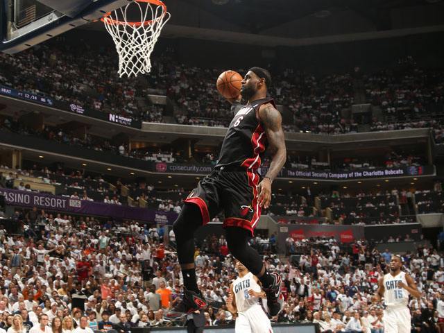 易建联训练扣碎篮板,乔丹易建联扣碎篮板