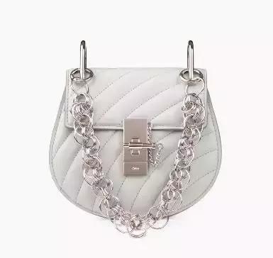 刘雯背的新款包是什么品牌,刘雯背过的一款蔻驰的包包