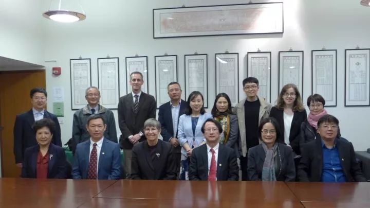 浙江大学校长给哈佛校长送了一副“看不懂”的字？你看懂了吗？