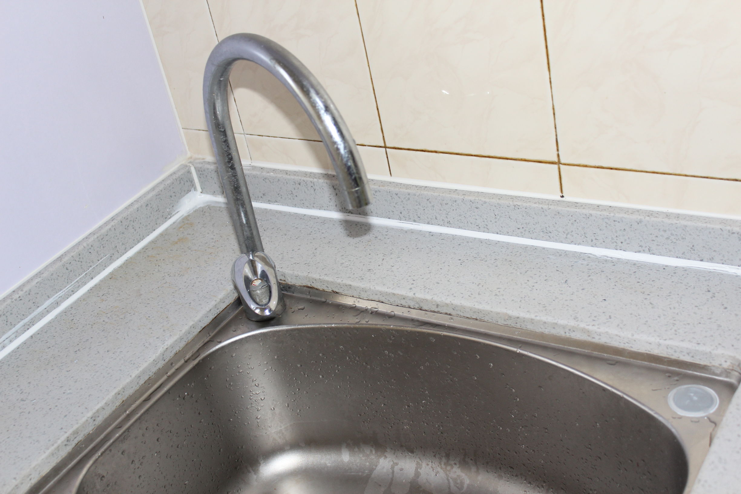 厨房水盆黑呼呼的怎么都刷不掉,问了专业师傅,我赶紧换了玻璃胶