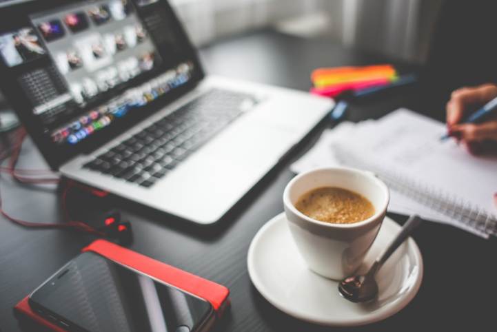 大学刚毕业2万左右二手车,卖lv一个月能赚多少钱