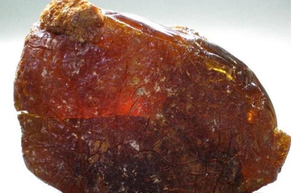 琥珀蜜蜡原石该如何挑选,怎么挑选琥珀原石