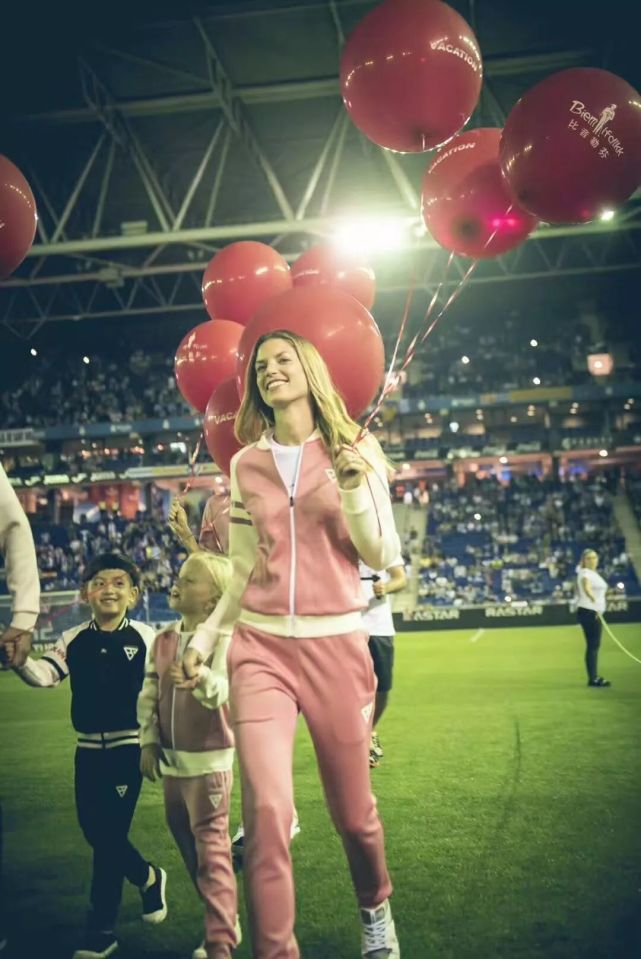 比勒芬时装秀中国红,足球场走秀