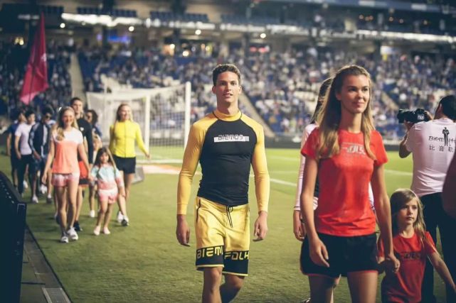 足球场走秀,比音勒芬时装发布会