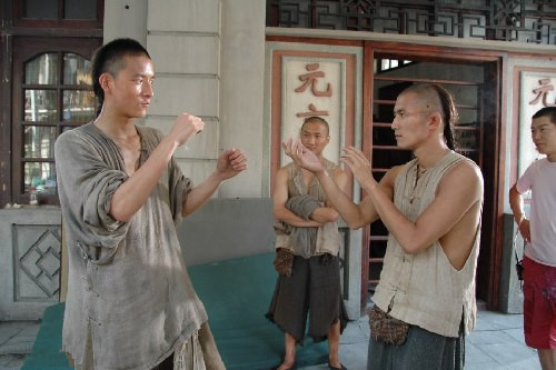 粉丝看成龙李连杰功夫之王,成龙和李连杰谁大腕