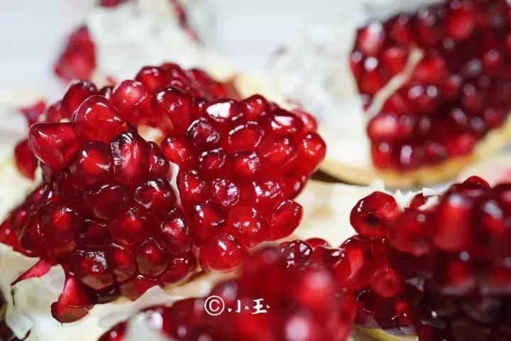 剥石榴用这个方法简单又实用哦,剥石榴的技巧简单实用你学会了吗