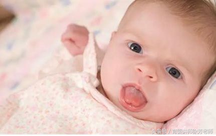 宝宝嘴巴上面白白的是怎么回事,宝宝嘴巴里面白白的是怎么回事