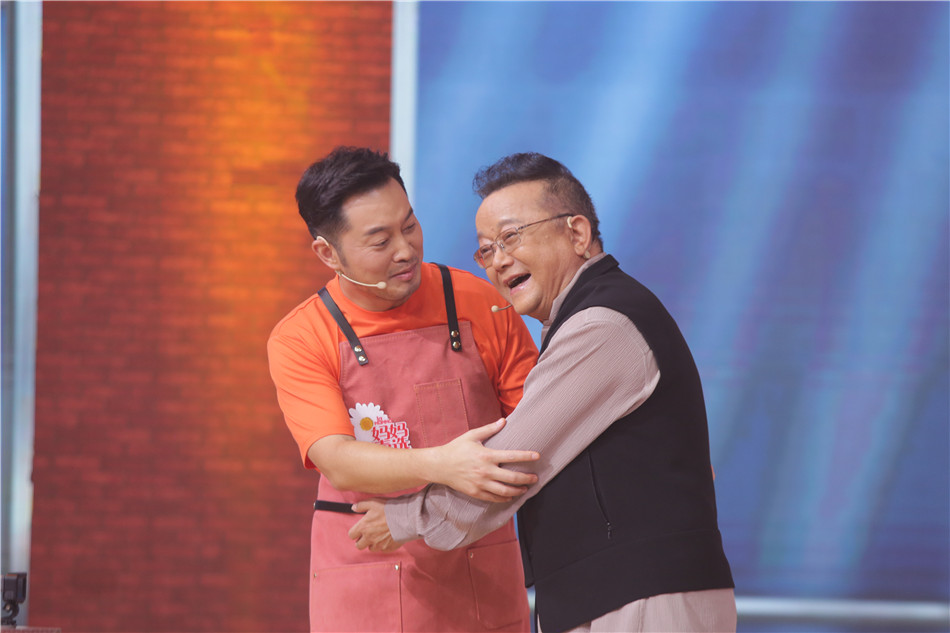 王刚花样厨神大赛视频,演员王刚吃美食