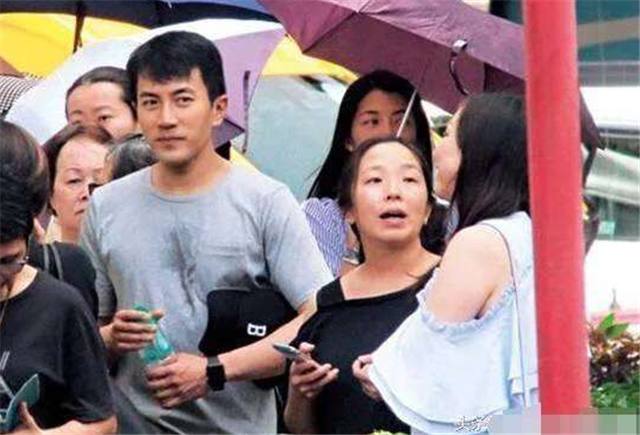 李湘接女儿上豪车,刘恺威接孩子视频