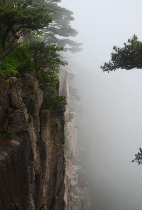 雾蒙蒙的黄山,黄山的云雾如同置身仙境