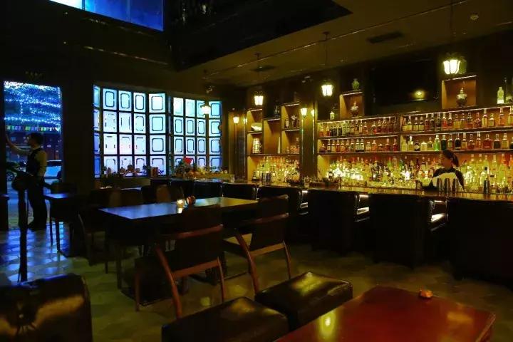 一间bar,一间轻奢型的咖啡馆
