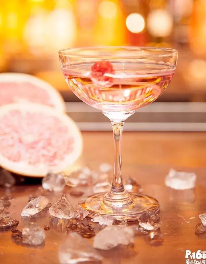 一间bar,一间轻奢型的咖啡馆