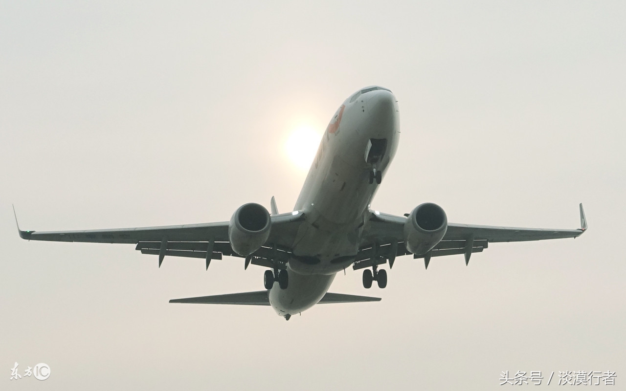 外贸业务员出国访问在国际班机上与空乘之间的情景对话