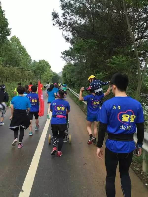 不跑就出局,马拉松为什么要推着轮椅跑呢