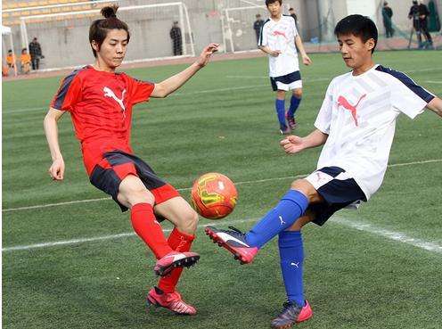 易烊千玺在中戏操场视频,易烊千玺帅气登上舞台