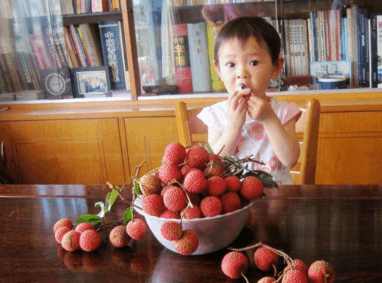 小孩荔枝吃多了会怎么样,千万别给孩子吃太多荔枝