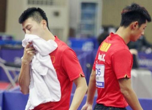 樊振东肩膀也伤了吗,樊振东肩伤严重吗