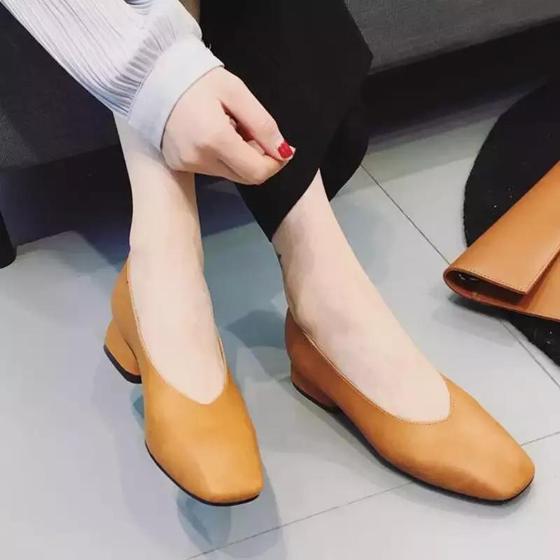 周末摆脱小细跟，粗跟鞋舒适又时髦