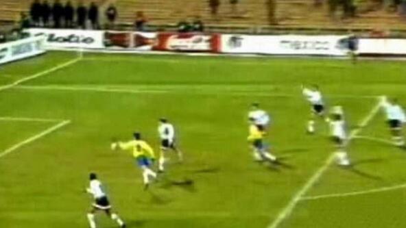 足球用脚还是手,足球是用脚踢得