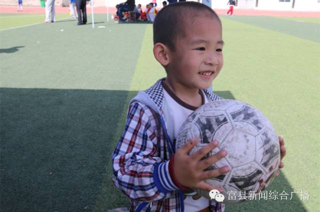 阳光校园快乐足球,阳光足球快乐体育视频