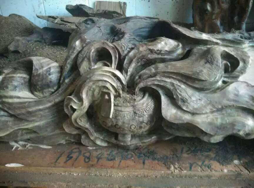 大雨冲来的一块乌黑嘛漆的乌木，原来是茶盘料。