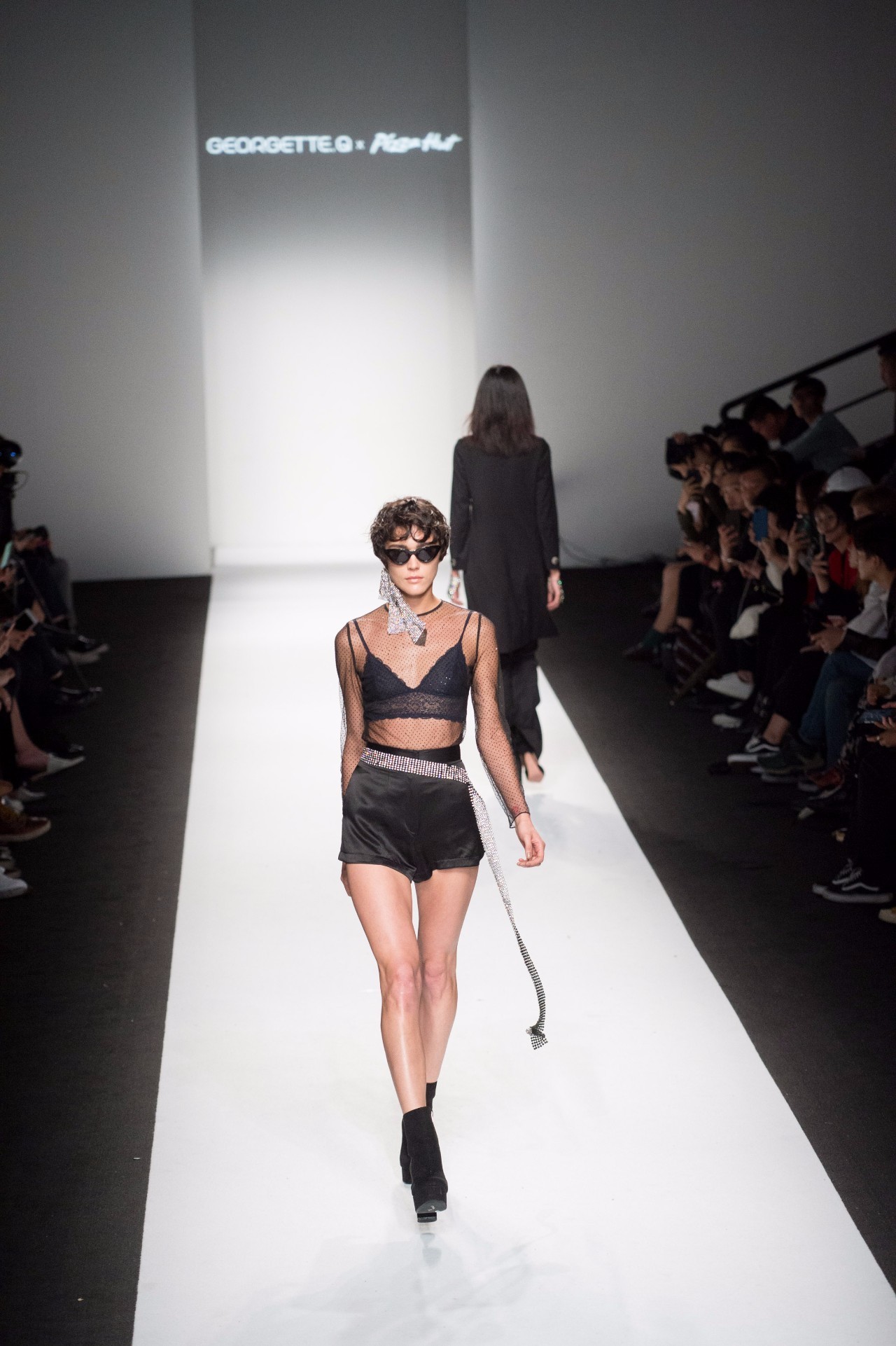 我以为必胜客的秀上全是行走的披萨，没想到却被美到……