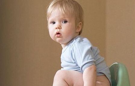 外出带孩子尿急怎么解决,小孩出门玩尿急怎么办