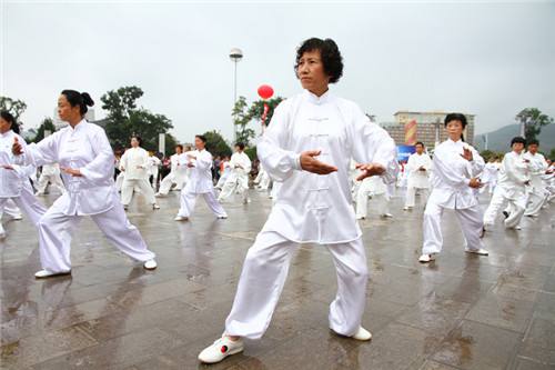 打太极拳怎么才不伤膝盖,老年人练太极拳伤膝盖吗