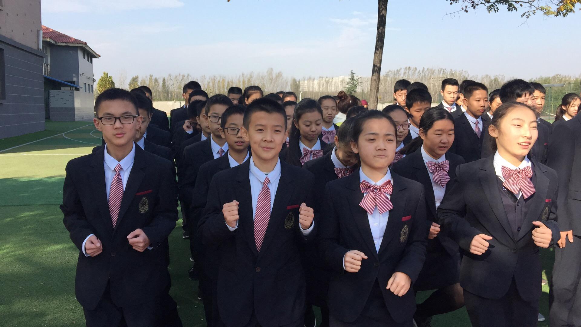 初中的校服是真的好看,初中生校服好看吗