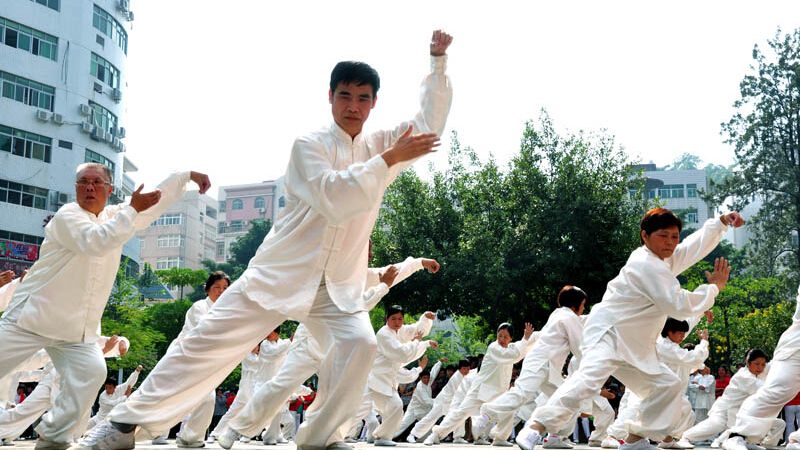 打太极拳怎么才不伤膝盖,老年人练太极拳伤膝盖吗