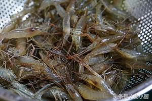 青椒炒小河虾配煎饼,青椒炒河虾不用油炸