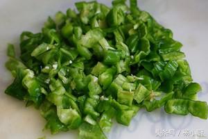 青椒炒小河虾配煎饼,青椒炒河虾不用油炸